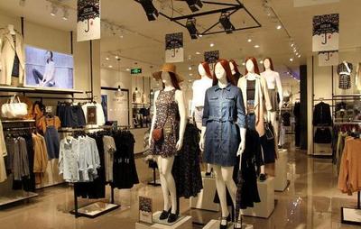 20平米的服装店,她是怎么做到一天2万元的?