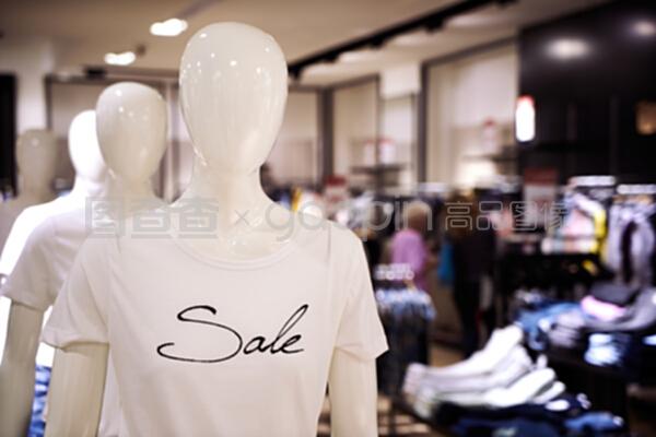 衣服和零售商店景观,带T恤的商店