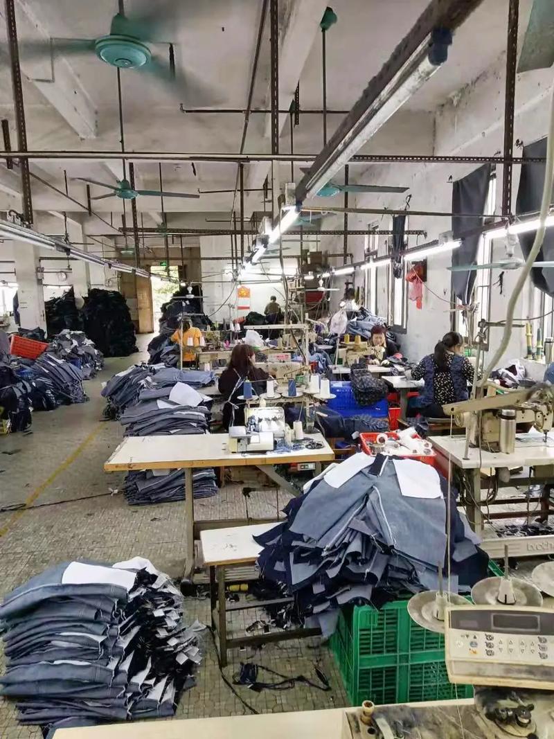 牛仔服装厂是一种制作牛仔裤,夹克和其他牛仔服装的工厂.