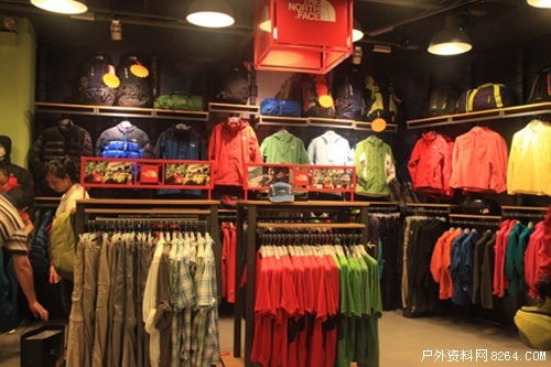 深圳火狐狸1200平方米航苑店店面陈列欣赏